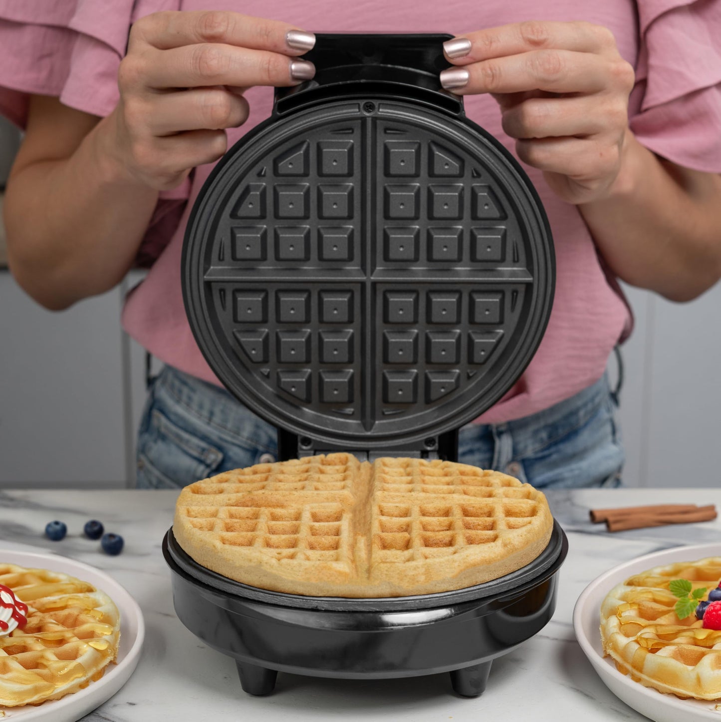 Hukën x MasterChef | Wafflera Belga Eléctrica Flash Cook+ Redonda | Perilla de Temperatura Ajustable | Diseño Compacto | Luces de Encendido y Listo | Antiadherente de Alto Nivel | Acero Inoxidable
