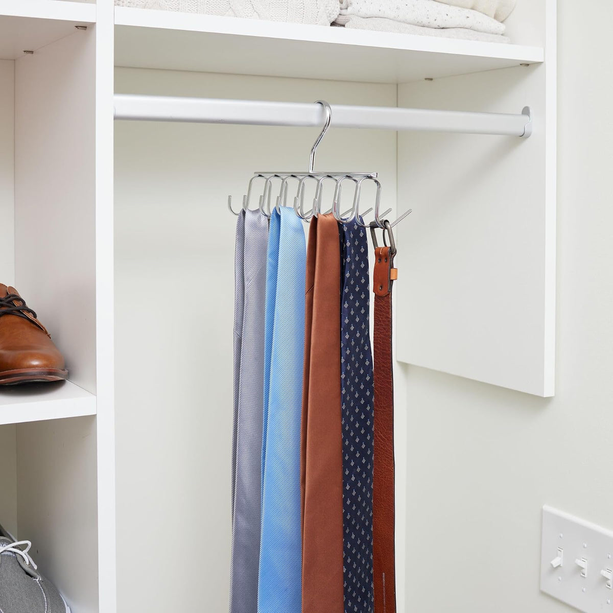 interDesign Axis Organizador de Corbatas, Colgador de Metal Cromado con 14 Ganchos para organizar Cinturones y Corbatas, Plateado