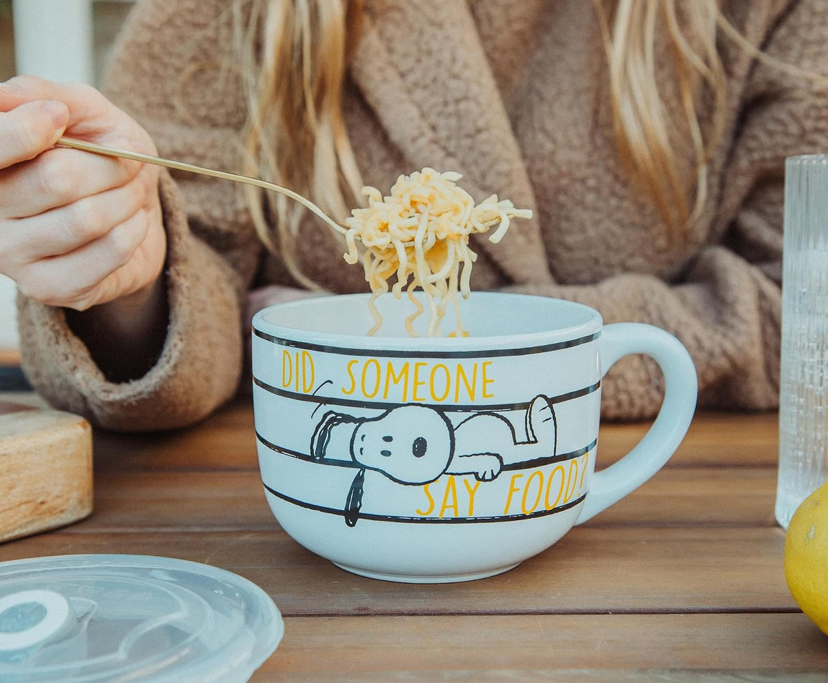 Silver Buffalo Peanuts Squad - Taza de cerámica, 24 onzas, color blanco | Blanco, 24 oz, 1 unidad, incluye tapa, licencia oficial