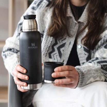 Stanley Adventure-To-Go - Botella al aspiradora de 1.1 cuartos | boca ancha con tapa a prueba de fugas | Mantiene las bebidas calientes o frías | Plegable para viajes | Botella térmica de acero