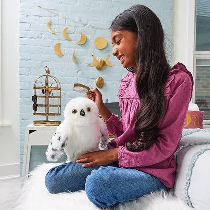 Wizarding World, Lechuza de Harry Potter Hedwig Interactiva con más de 15 Sonidos y Movimientos y sobre de Hogwarts, Juguetes para niños a Partir de 5 años