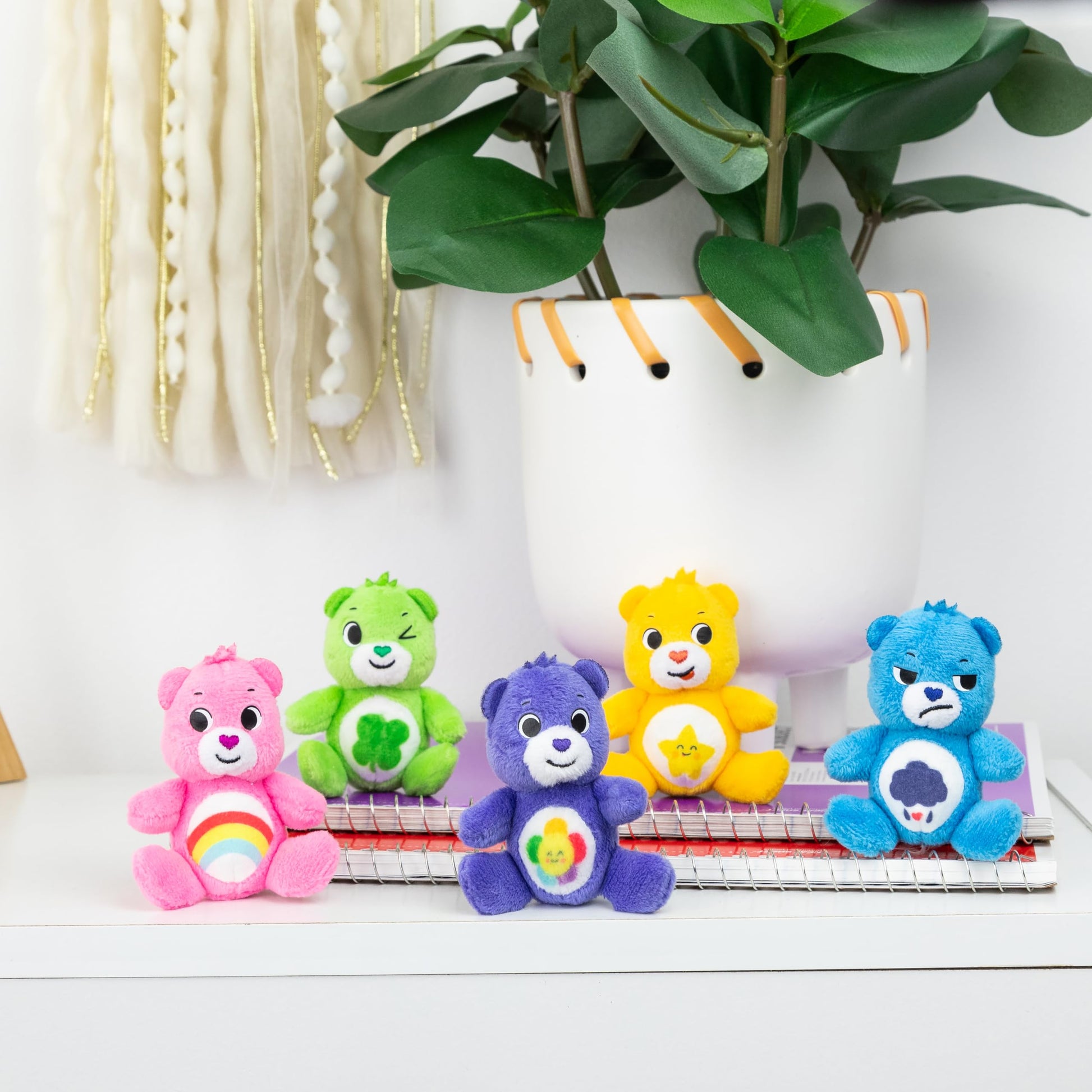 Ositos Cariñositos - Caja del tesoro de 5 peluches de 7.6 cm, Alegrosita, Chistosita, Suertosito, Gruñosito, Gruñón y Armonía, miniatura de peluche para niños, niñas y niños mayores de 4 años