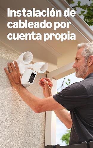 Cámara con reflectores cableada Ring Plus (Floodlight Cam Wired Plus), con video de alta definición de 1080p activado por movimiento - Blanca