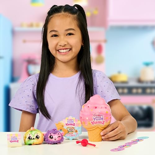 Cookeez Makery - Yum Yumz, 2 Peluches Sorpresa, Cono de Helado, Ninas 4+ | Peluches con aroma dulce, mecanismo de giro para revelar sorpresa, incluye stickers