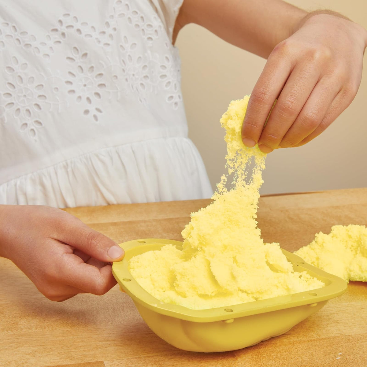 Little Tikes, Creative Chefs Bluey Kit de Pastel de Patito, Juguetes de Cocina, Incluye Arena Make-It! Mix, +3 Años