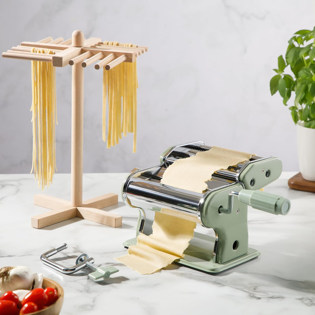 Sur La Table Kitchen Essential Va Bene - Máquina manual para hacer pasta de fideos con rodillos y cortadores, espaguetis, fettuccini, lasaña o bola de masa hervida, acero inoxidable/verde enebro