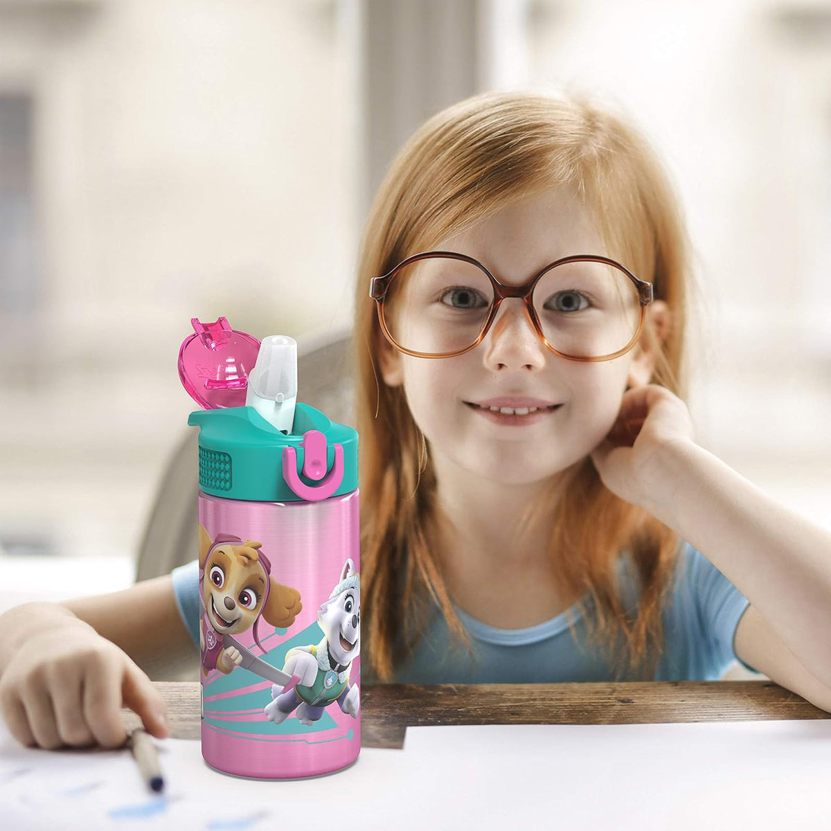 Zak Designs - Botella de agua para niños de acero inoxidable 18/8 de 15,5 oz con tapa abatible con cierre de popote, taza duradera para deportes o viajes, Paw Patrol Skye