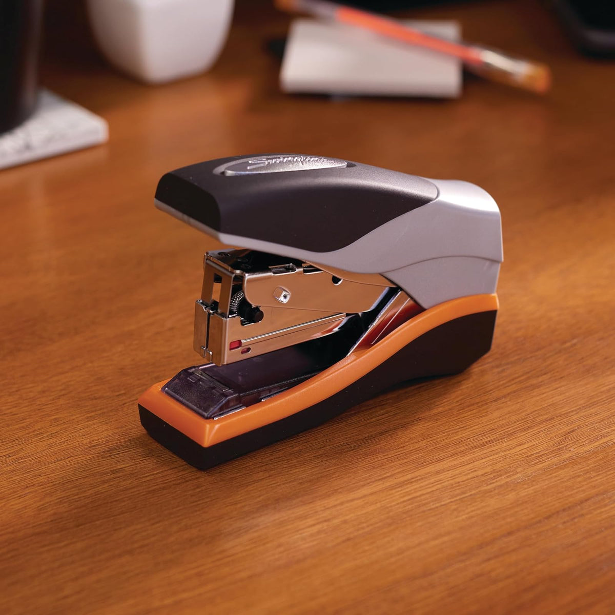 Grapadora Swingline, capacidad de 40 hojas, Optima 40, sin atascos, esfuerzo reducido, compacto, agarre suave, metal, naranja, plata y negro (87842)