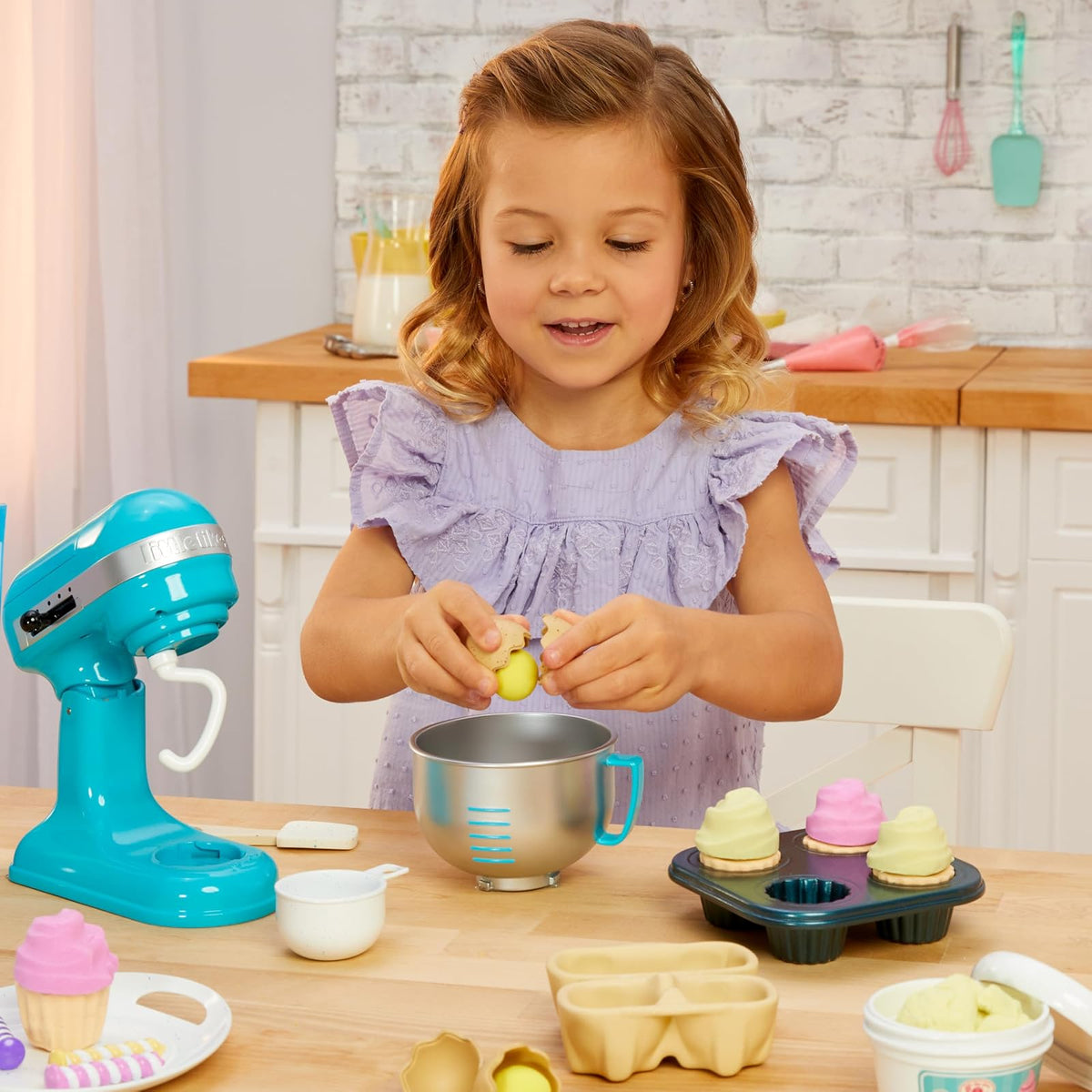 Little Tikes Creative Chefs Kit de Panadero - Con arena de juego Make-It! Mix, 18 accesorios, set de panadero realista para juegos de imitación, para niños y niñas de 3 años en adelante, NO COMESTIBLE