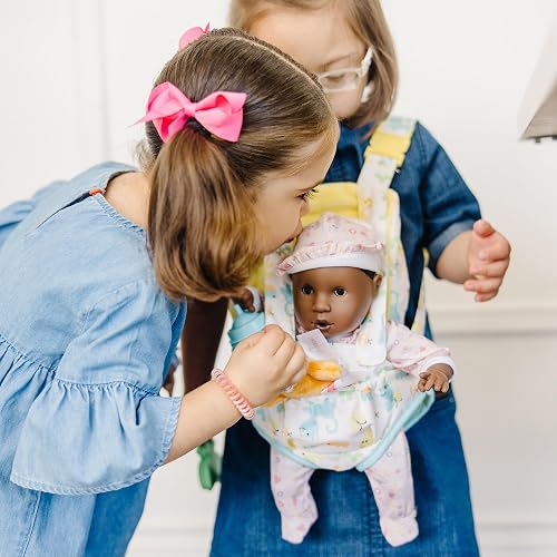 Melissa & Doug Mine to Love Set de Mochila para Llevar Muñecos Bebé | 5 piezas, portador de muñecas ajustable, oso de juguete, biberón, juego de rol de construcción de empatía