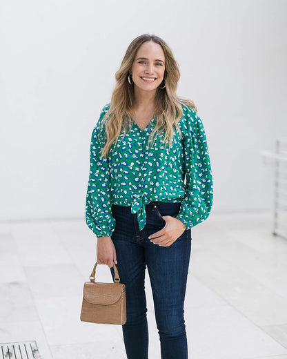 The Drop Playera De Botones Para Mujer Con Animal Print Esmeralda, Cuello En V y Amarre al Frente por @graceatwood