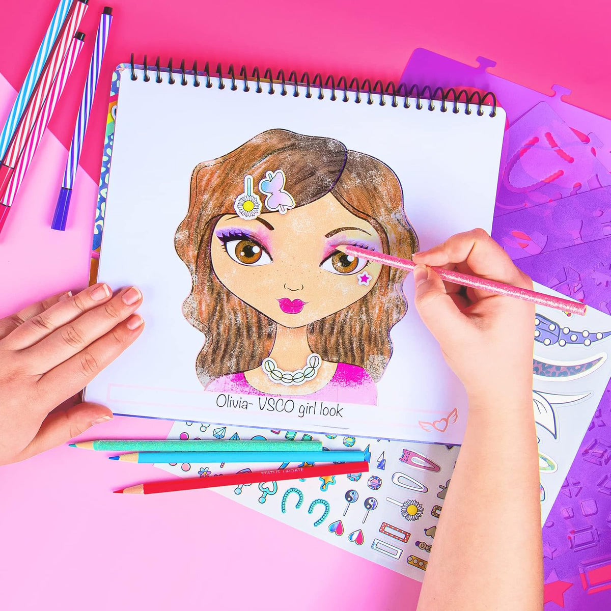 Fashion Angels - Portafolio de bocetos de Maquillaje y diseño de Cabello (11452) para Principiantes, Cuaderno de bocetos con Plantillas y calcomanías para Edades de 6 años en adelante