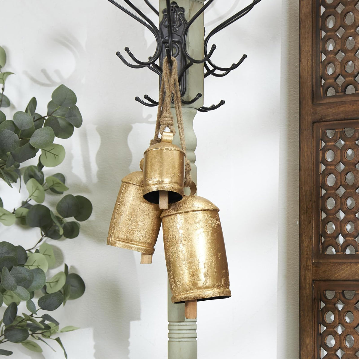 Deco 79 - Campana Decorativa de Vaca con Cuerda Colgante de Yute, de Metal Inspirado en Tibetano, Juego de 3 10 Pulgadas, 8 Pulgadas, 6 Pulgadas de Alto, Dorado