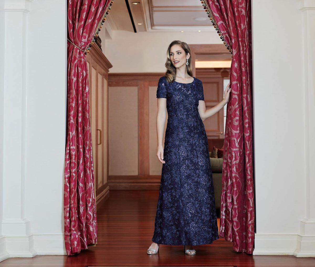 Vestido de Malla con Purpurina y Hombros Descubiertos con Falda drapeada y Cuello de Capucha