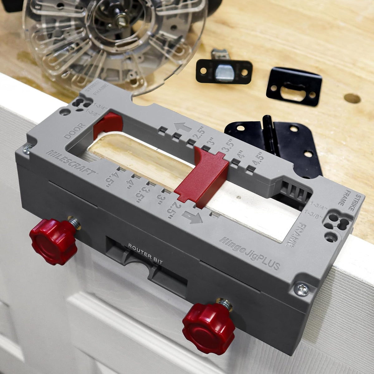 Milescraft 1229 - Plantilla de bisagra de doble sujeción para bisagra de puerta Kit completo de instalación de bisagras para mortajas de 2.5 a 4.5 pulgadas. Placas de cierre y cierre incluidas para