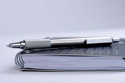 Zebra Pen F-701 - Bolígrafo retráctil, paquete de 3 unidades, más 2 recargas, punta fina, 0,8 mm, tinta negra, construcción duradera de metal, tinta de fácil deslizamiento, agarre antideslizante