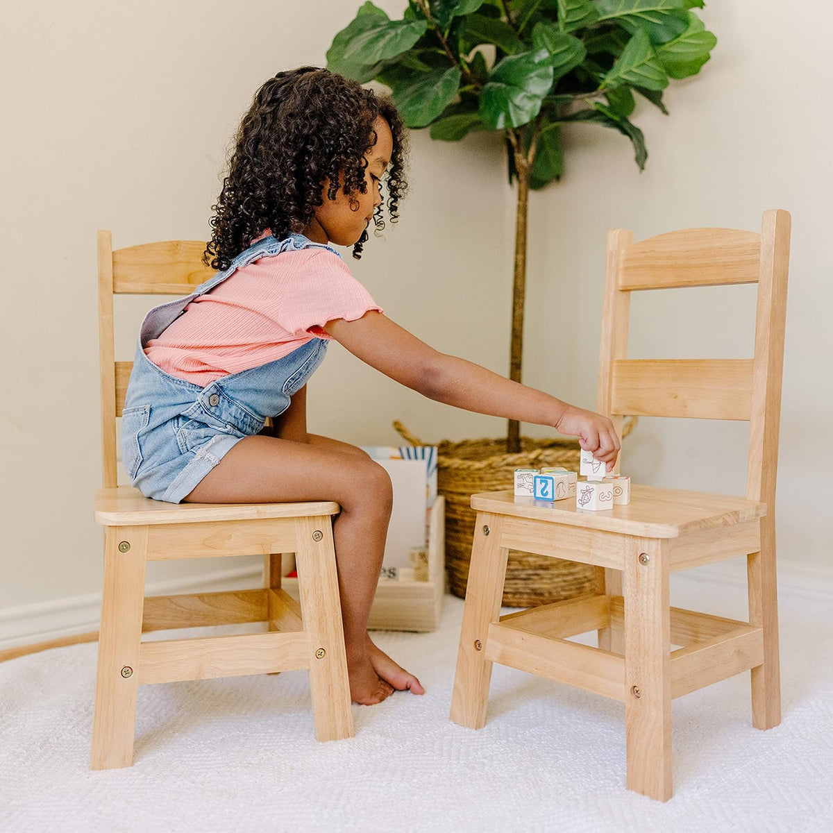 Melissa & Doug Sillas de Madera Sólida, Sillas para Niños, Muebles de un Ligero Acabado para la Habitación de Juegos, Construcción Duradera, 2 Sillas