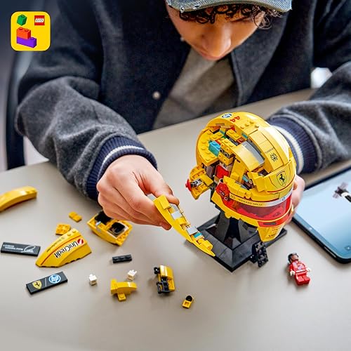 Lego Editions Scuderia Ferrari HP: Casco de Lewis Hamilton – Decoración Deportiva y Artículo de Colección de F1 – Set para Construir y Exhibir – Casco Lego y Minifigura – 43022