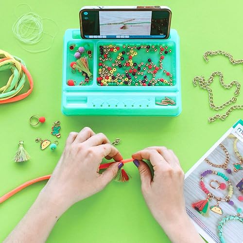 Make It Real - - Cadenas y colgantes Neo-Brite. Kit para hacer pulseras con forma de cadena dorada para niñas. Kit de manualidades para crear pulseras únicas para adolescentes con cuentas de neón, colgantes de pompones únicos y cadenas doradas