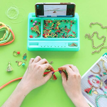 Make It Real - - Cadenas y colgantes Neo-Brite. Kit para hacer pulseras con forma de cadena dorada para niñas. Kit de manualidades para crear pulseras únicas para adolescentes con cuentas de neón, colgantes de pompones únicos y cadenas doradas