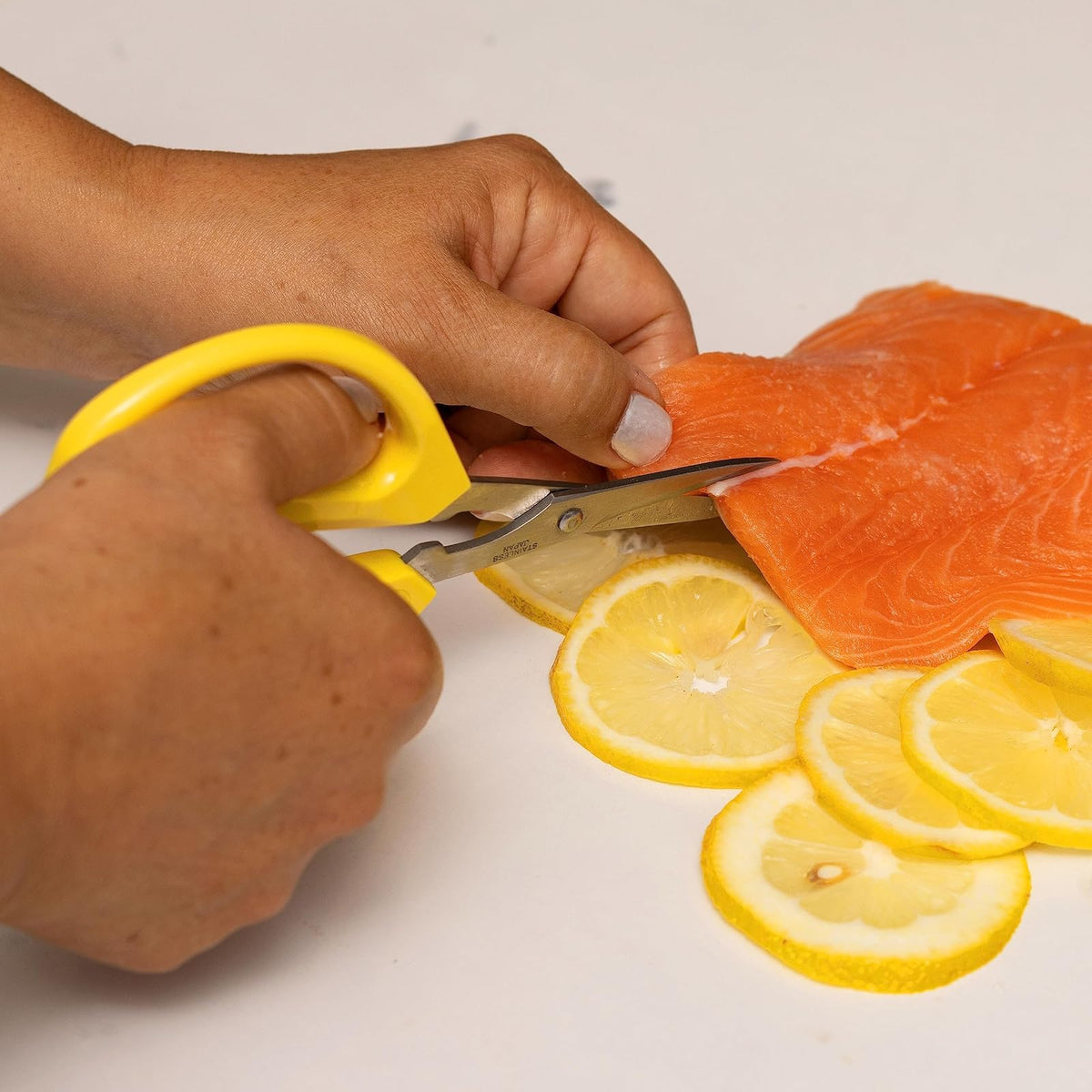 Joyce Chen Original Unlimited Tijeras de cocina multiusos con asas cómodas, color amarillo, paquete de 2