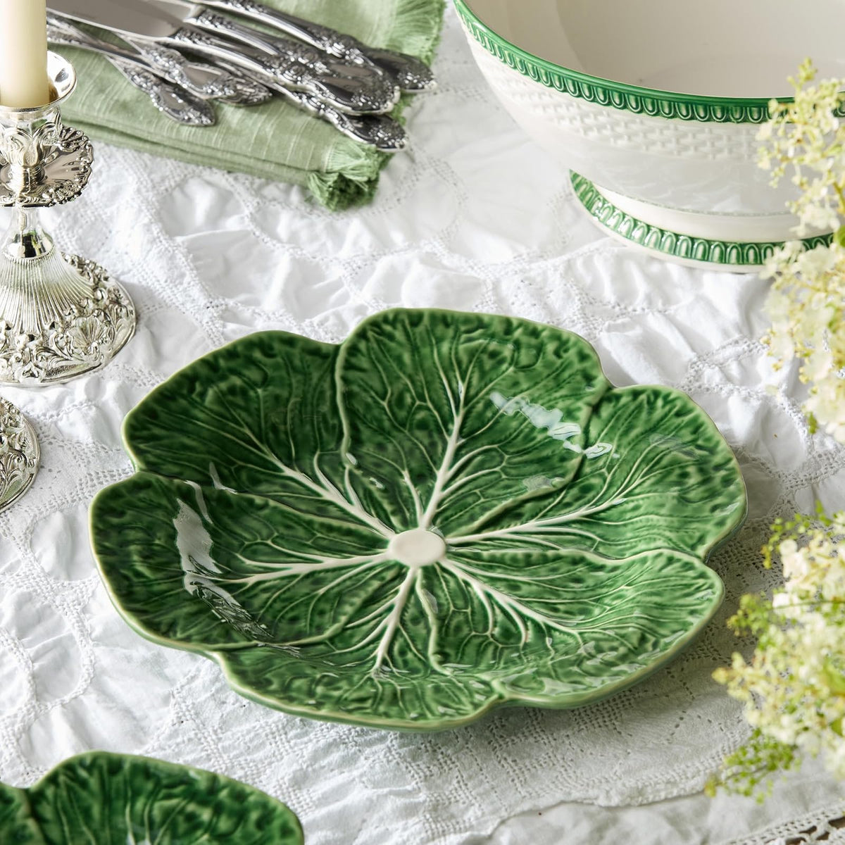 Le Jardin - Juego de 4 platos 3D de col de 11 pulgadas - Plato de hoja de gres verde esculpido - Vajilla inspirada en el jardín de temporada para comidas y entretenimiento de primavera y verano