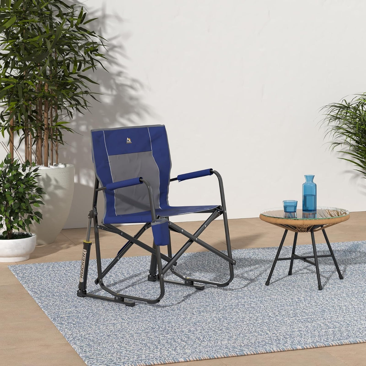GCI Outdoor - Silla Mecedora Plegable portátil con reposabrazos sólidos y duraderos, Soporte para Bebidas y Respaldo cómodo, Color Azul Real