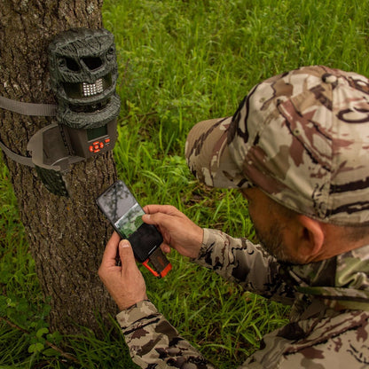 Wildgame Innovations - Lector de Tarjetas SD Compatible con Dispositivos Apple | Lector de Tarjetas de Memoria Compacto para Smartphone | Accesorio de cámara Trail para Ver Fotos y Videos