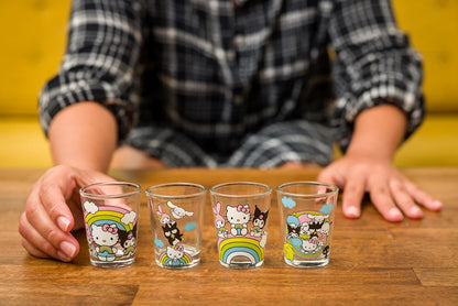 Silver Buffalo Sanrio Hello Kitty and Friends Rainbow con Badtz-Maru, My Melody, Cinnamoroll, Kuromi, Little individual Stars, Pochacco, Keroppi, Tuxedo Sam, Chococat, paquete de 4 mini anteojos, 1.5