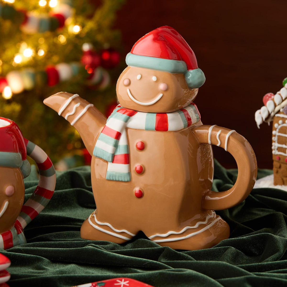 Tetera de pan de jengibre de Navidad Whimsy – Tetera de cerámica 3D con sombrero rojo festivo y bufanda, decoración de cocina, vajilla de Navidad de regalo, cacao y tetera para entretenimiento