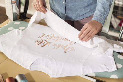 Cricut Everyday Iron On - 12 hojas de 12 x 12 pulgadas, incluye rojo, rosa, azul real, morado, verde - Vinilo HTV para camisetas - Uso con Cricut Explore Air 2/Maker - Paquete de arcoíris