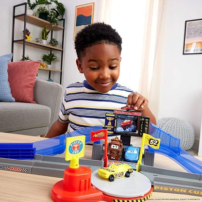 Mattel Disney Pixar Cars Pista de Acrobacias Copa Pistón, Circuito Interactivo, Lanzador y Salto épico, recrea la Escena Inicial, para niños Desde 4 años en adelante
