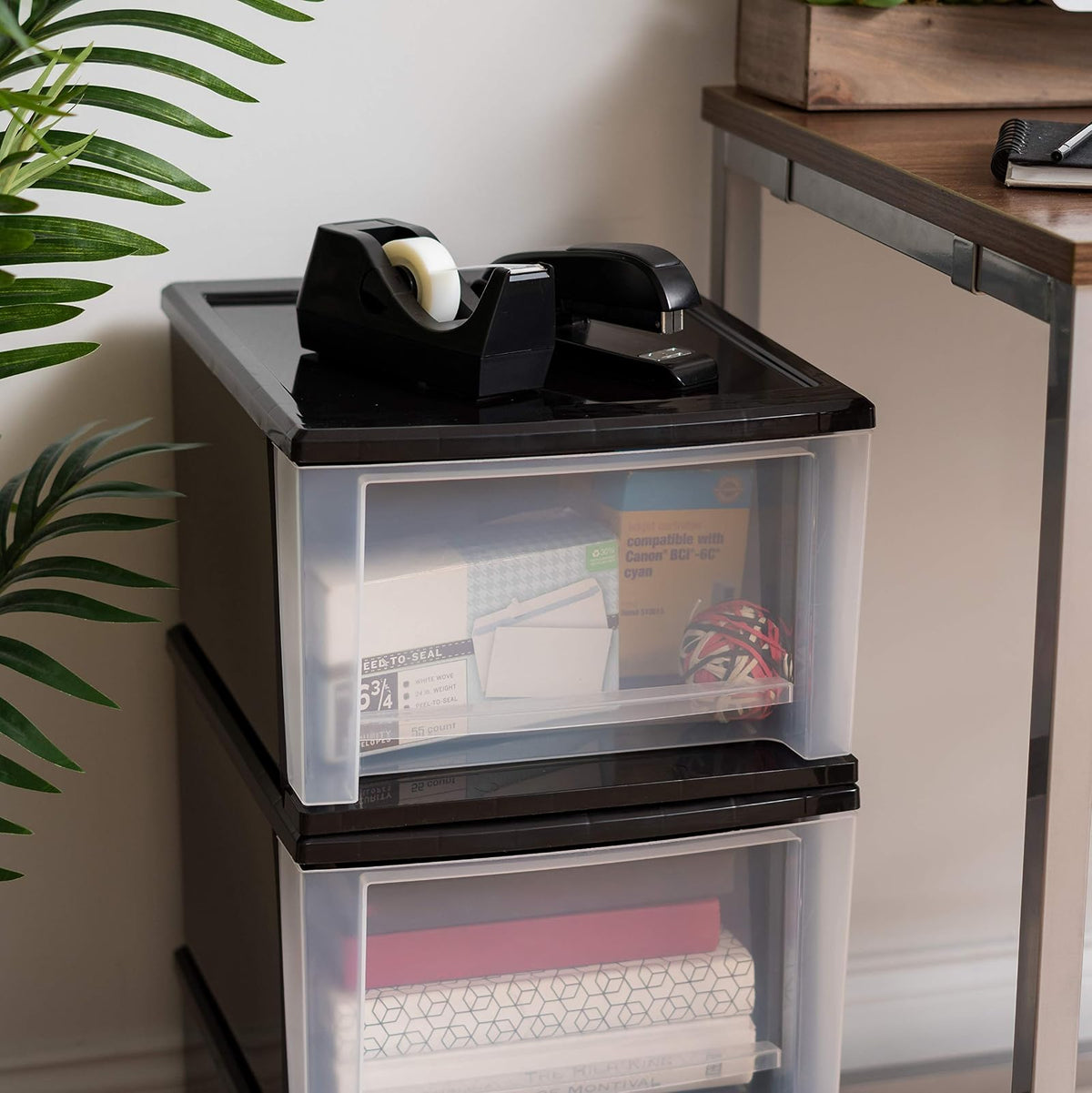 IRIS USA 16 L Cajón Apilable de Plástico Mediano, Paquete de 4, Organizadora con Cajón Deslizante para Cocina, Bajo Fregadero, Despensa, Cuarto de Manualidades, Dormitorio, Oficina, Negro