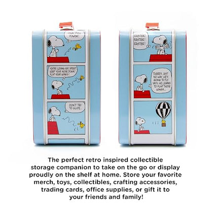 AQUARIUS Peanuts Snoopy Red Dog House Fun Box - Caja de almacenamiento de lata resistente con mango de plástico y cubierta frontal en relieve, producto oficial de Peanuts y regalo coleccionable