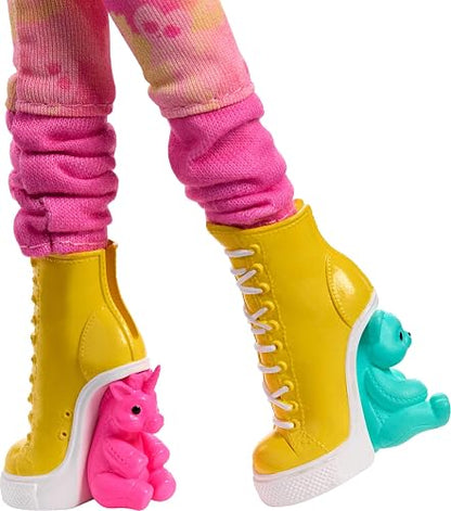 Monster High Wednesday Muñeca y Accesorios, Enid Sinclair Coleccionable en Moda Rosa con Boina y Mochila, Soporte para muñecas