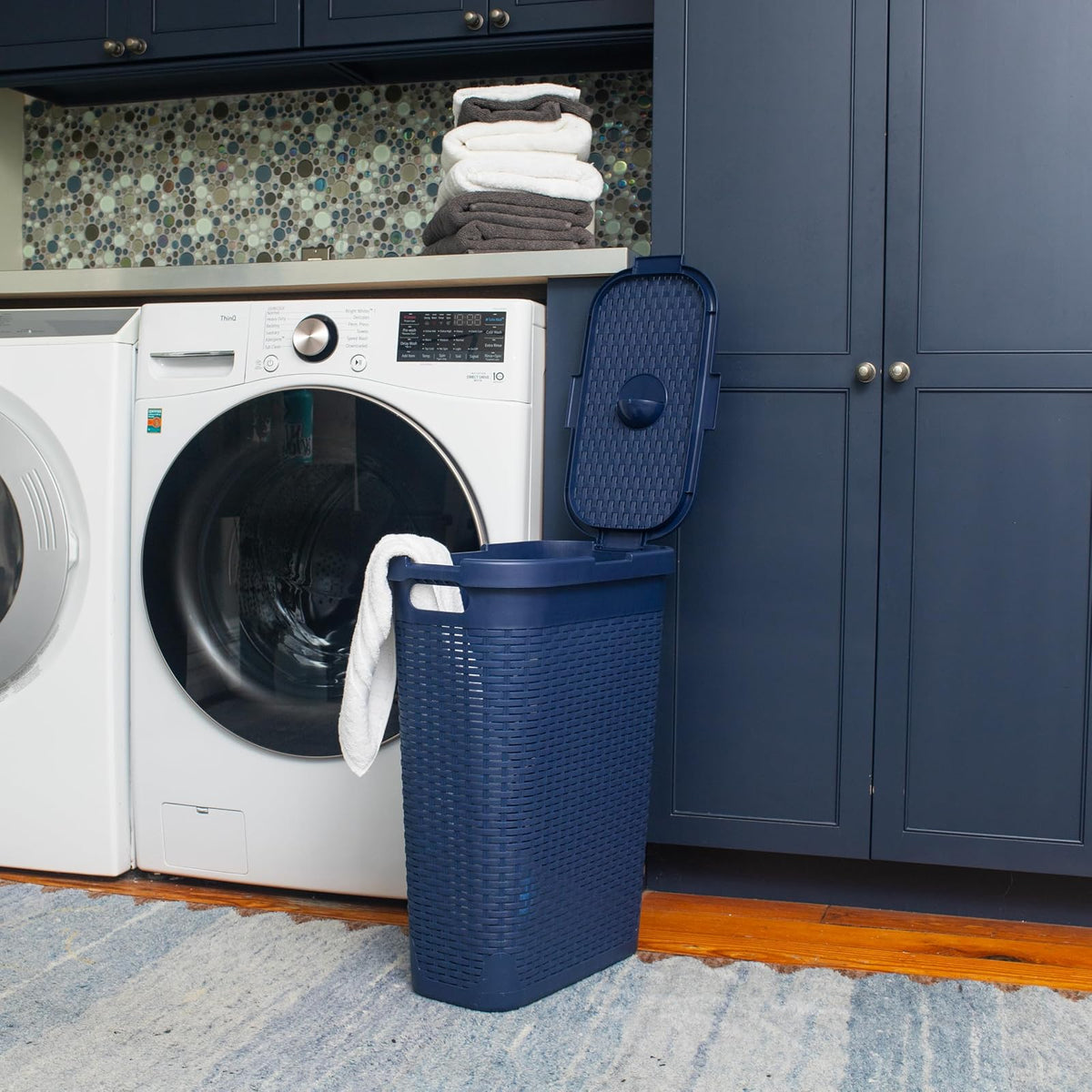 Mind Reader 40L Slim Laundry Hamper, Clothes Basket, Lid, Wicker Design, Plastic, 18" L x 10.4" W x 23.5" H, Navy