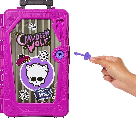 Monster High Skulltimate Secrets Clawdeen Wolf Cabin Doll | Destino: Juego de desboxeo de cabinas con veliz y más de 19 sorpresas como ropa y accesorios, muñeca de hombre lobo