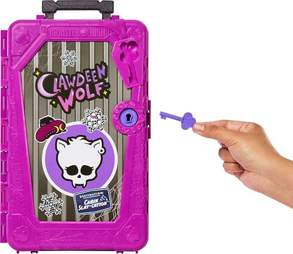 Monster High Skulltimate Secrets Clawdeen Wolf Cabin Doll | Destino: Juego de desboxeo de cabinas con veliz y más de 19 sorpresas como ropa y accesorios, muñeca de hombre lobo