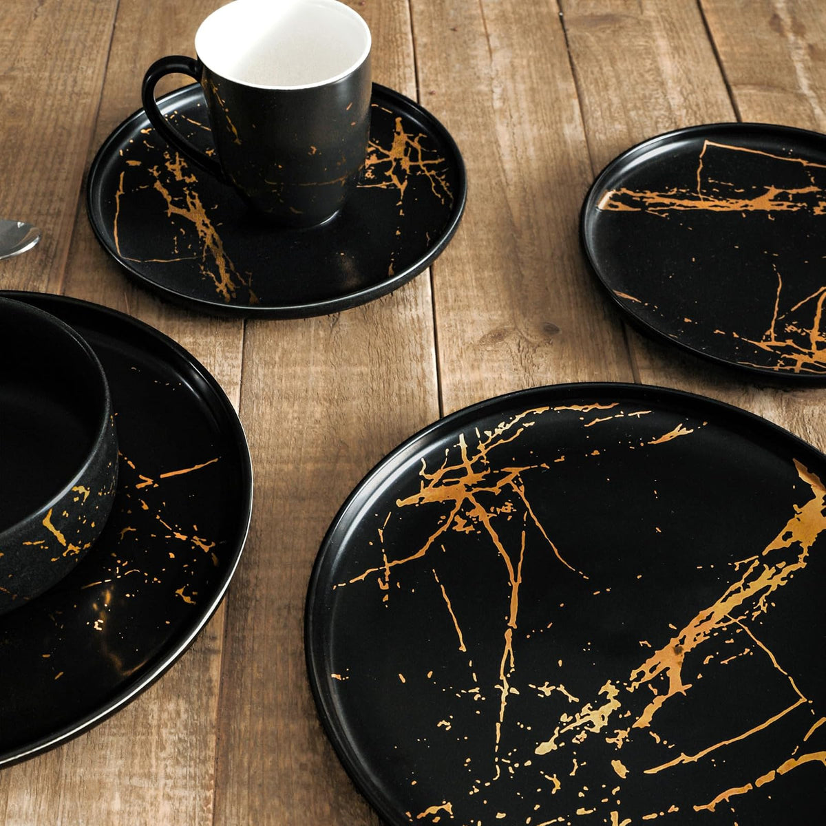 Stone Lain Modern Gold Splash Exquisito juego de vajilla de porcelana fina, 16 piezas, servicio para 4, negro y dorado