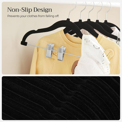 SONGMICS - Paquete de 30 Perchas para Pantalones de bebé con Clips, Perchas para niños con 6 divisores de Ropa, Colgador Antideslizante para niños, Color Negro UCRF013B30