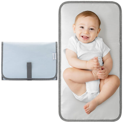 Colchoneta Cambiador de Bebé Compacta – Comfy Cubs, Impermeable y Plegable con Almohadilla Suave, Ligera y Portátil para Viaje – Diseño Unisex en Colores Modernos Azul Mar