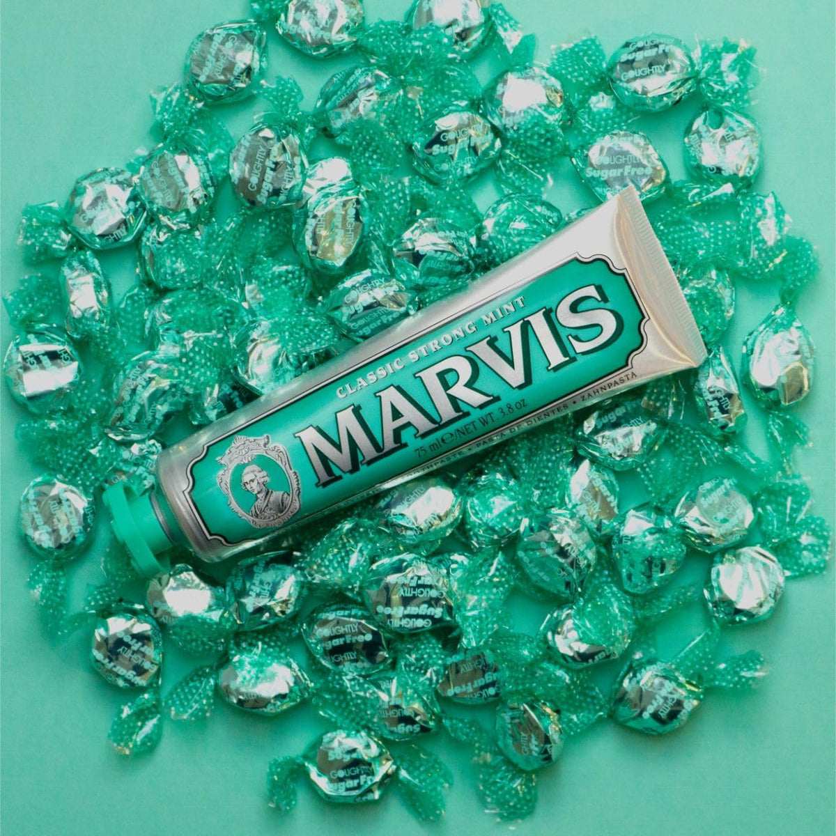 Pasta dental Marvis clásica sabor fuerte a menta, Sin color, 3.8 oz.