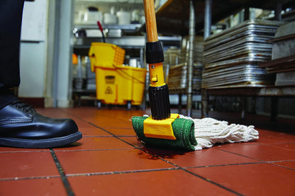 Rubbermaid Commercial Products - Mango de mopa húmeda de madera de 60 pulgadas, natural, para limpieza profesional e industrial, compatible con mopas de diadema de 5 pulgadas
