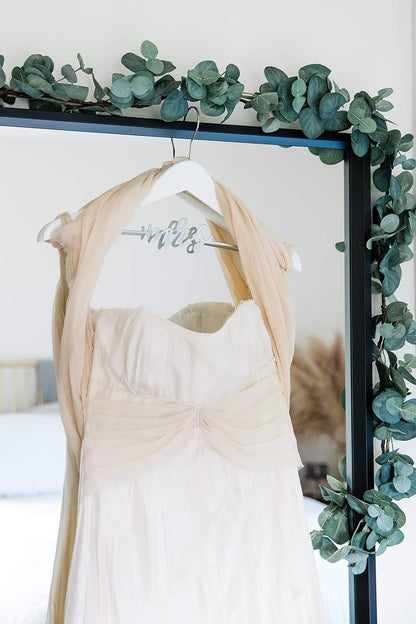 Pearhead Mrs. Percha de Ropa para Vestido de Boda, Elegante Recuerdo de Madera para Novia con Letras de Alambre cursivo, Accesorio Perfecto para Fotos y Regalo para Novia, Blanco y Plateado