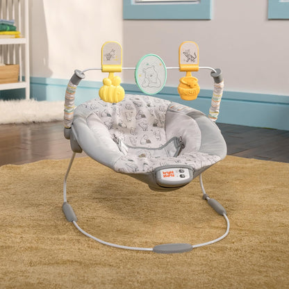 Bright Starts Bouncer Silla Mecedora Winnie The Pooh para Bebé, con vibraciones relajanres, melodías y juguetes, Unisex, 0 a 6 Meses