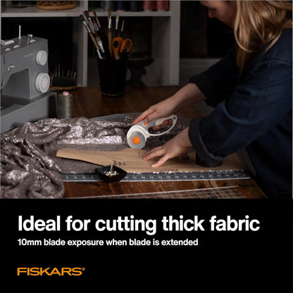 Fiskars - Cortador giratorio de 60 mm para tela con agarre ergonómico y mango cómodo, cortador de tela giratoria de titanio para materiales gruesos, cambio de hoja fácil y seguro, suministros de