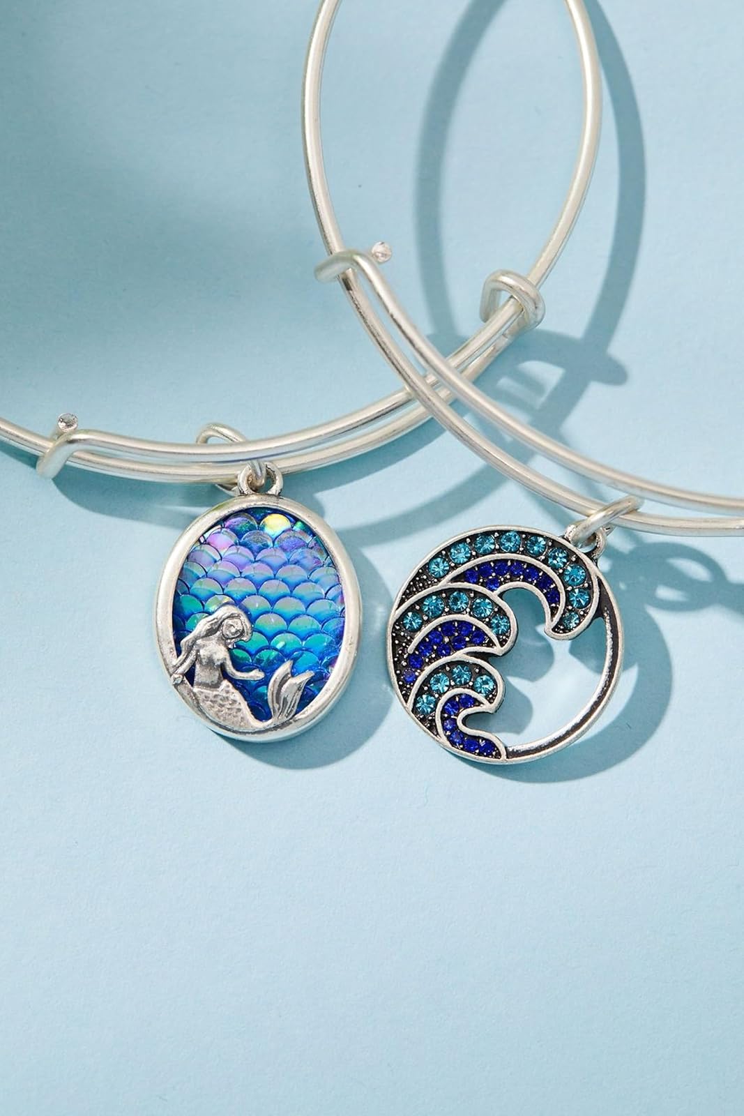 Alex and Ani - Pulsera con dije de onda, camino de los símbolos, acabado en plata argentium brillante, 2 a 3.5 pulgadas, Una talla, Latón, Sin gemas.
