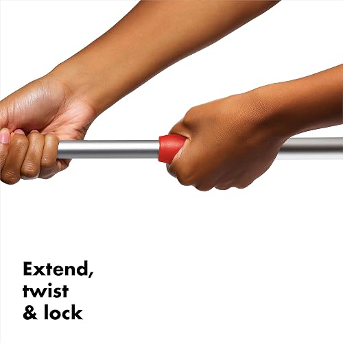 OXO Good Grips Cepillo fregador para la tina y azulejos, expandible | Limpiador de pared de baño, mango ajustable, alcance extendido, cabezal de cerdas angulares, lechada, azulejo, esquinas