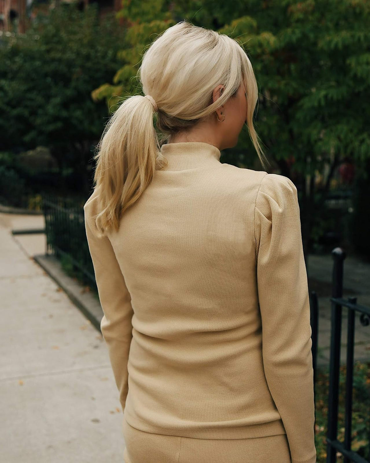 The Drop Top Para Mujer, con Cuello Chimenea, Beige, por @somewherelately