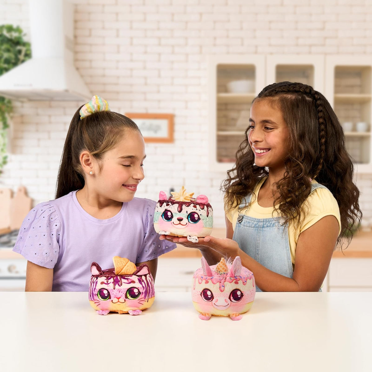 Cookeez Makery - Pastel Helado Peluche Interactivo Sorpresa - Set para Crear Mascota de Felpa perfumada con refrigerador, Accesorios y Experiencia mágica para niños